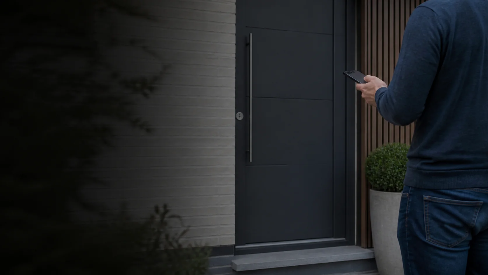 Bewoner bij een gesloten voordeur die hulp vraagt bij buitensluiting